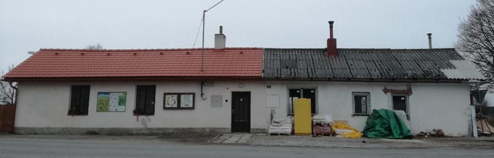 Průvod za doprovodu hudebníků a pod přísným dohledem obecního policajta