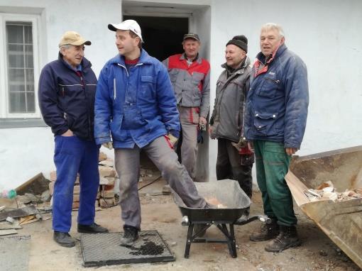 Všichni si pochutnali na koblížcích, klobásách, uzeným a tradiční