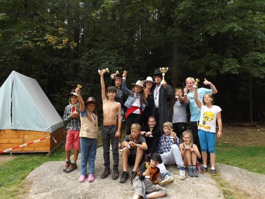 se umoudřila a dovolila dětem své radovánky dokončit. Večer nám zpříjemněla country hudba v podání kapely Patrola a akci zakončil po půlnoci silný déšť.