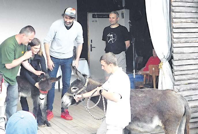 !) před věznicí, aby nepromeškala jeho propuštění. Líbali a hladili svého miláčka, žadonili o jeho podpisy, fotili ho. Co si asi myslel. Kdo je vlastně hrdina? - čep - 11 1. - 15. 6.