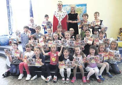 Prvním účinkujícím večera byl flétnový soubor Tikari ze ZUŠ M. Podvalové z Prahy 9 a po té se pódium zcela ztratilo pod 35 hráči ODDechovky ze ZUŠ.