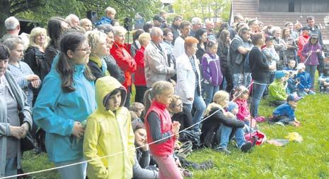 U prodejních stánků se pak prodávalo různé zboží i občerstvení. Také letos zde měli své místo dobřívští hasiči, kteří dohlíží na činnosti, které by mohli způsobit požár.