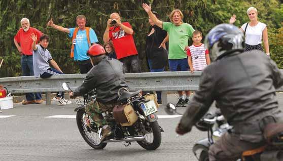 kolem dvaceti), vydalo na Rally Ecce Homo Historic po okolí.