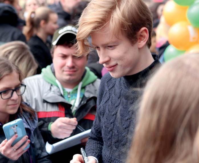 Není proto divu, že nejedno dítko neodolalo pokušení posedět za volantem či postát na stupačce popelářského vozu. Podobně jako řada dalších mladých umělců se také vy věnujete zároveň zpěvu i herectví.