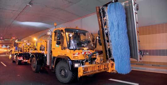 Pražské služby, konkrétně Závod čištění a údržby komunikací, má ve svém arzenálu vozidla MB Unimog 400 a MB Unimog