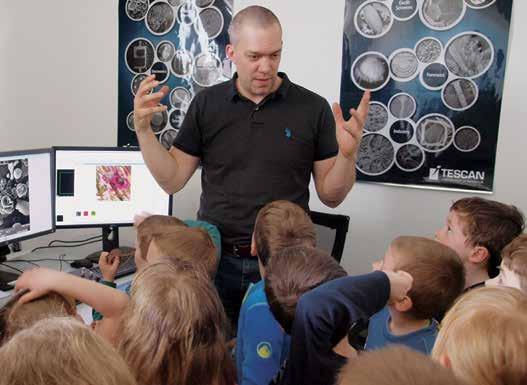 Jedinečnost naší technologie spočívá v tom, že optickým vláknem, popřípadě jinou vhodnou transparentní hmotou, vedeme světlo skrz konstrukční materiál a umožňujeme osvícení výrobku bez nutnosti
