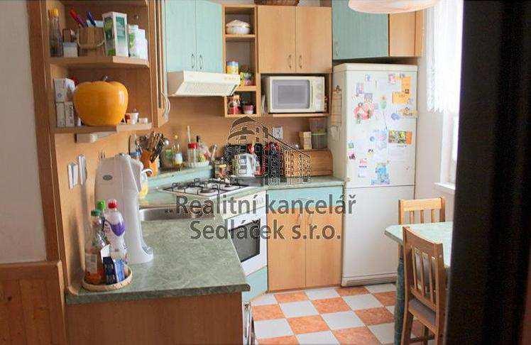 K bytu patří sklep a užívání společných prostor domu. Dům prošel celkovou revitalizací, zateplení + nová fasáda, včetně okapů a svodů a úpravou společných prostor.