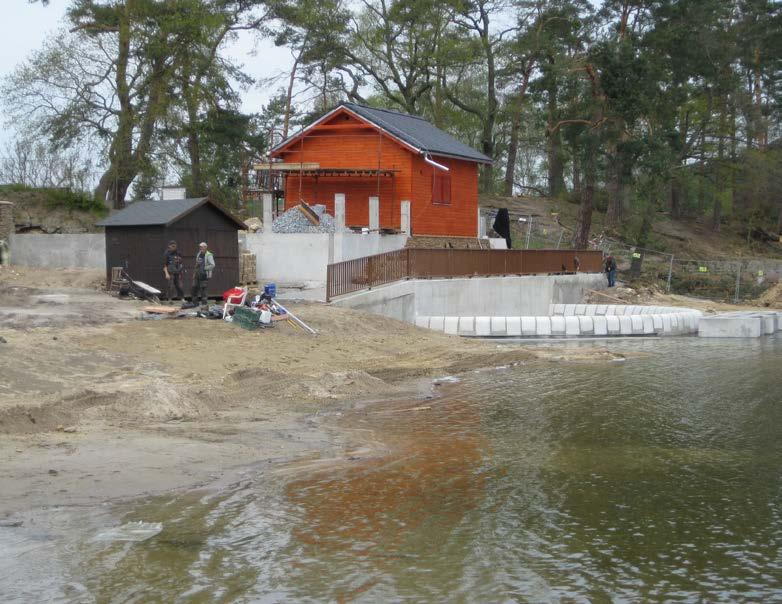 Při instalaci sklolaminátového potrubí bylo nutno dodržet pokyny výrobce k pokládce potrubí, jeho kotvení a postupu betonáže tak, aby nedošlo k deformaci potrubí tíhou betonu, nebo naopak k jeho