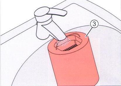 keramický výměník (1) umyjte pomocí odmašťovacího prostředku a proudu teplé tekoucí vody nechte keramický výměník zcela uschnout. lopatky ventilátoru otřete opatrně vlhkým hadříkem.