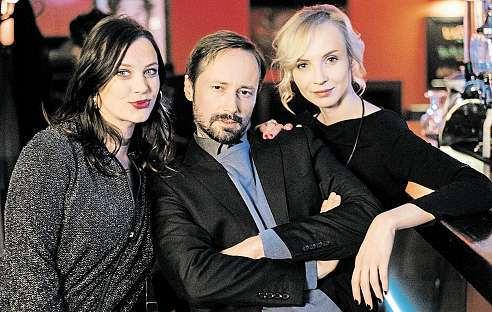 Její představa ošéfce luxusního magazínu se ale rozpadá v momentě, kdy zjišťuje, že toto místo je už obsazeno její bývalou kamarádkou a současněnejvětší rivalkou Annou (Markéta Stehlíková).