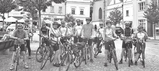 Na cyklovýlet, který opět uspořádala krajská příspěvková organizace Vysočina Tourism s podporou Skupiny ČEZ, odstartovala do první etapy třicítka různě zkušených a vytrvalých cyklistů z jihlavského