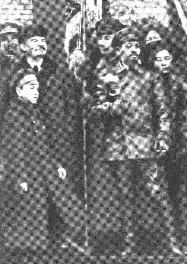 22 Za zradu Trockého a Bucharina Sovětská republika draze zaplatila. Lotyšsko, Estonsko, nemluvě už o Polsku, byly postoupeny Německu.