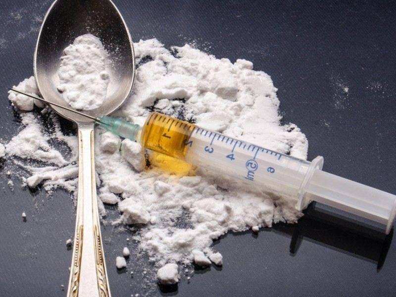 UTB ve Zlíně, Fakulta aplikované informatiky 34 nou dávkou u heroinu je rozdíl opravdu malý. Jedná se o jednu z nejnebezpečnějších drog v oblasti přímého ohrožení na životě. Obrázek 9 Heroin. [47] 1.