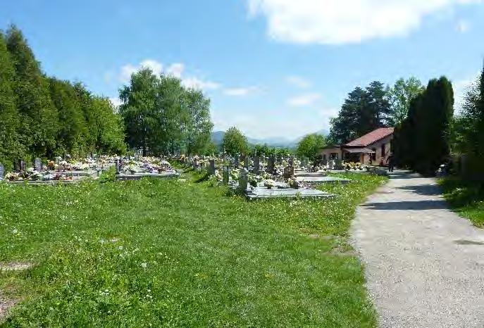 Jeden vstup je od príjazdovej cesty, kde je po ľavej strane umiestnená železná nádrž na vodu a informačná tabuľa, na ktorej sa nachádza všeobecné záväzné nariade mesta Žilina, orientačná mapa