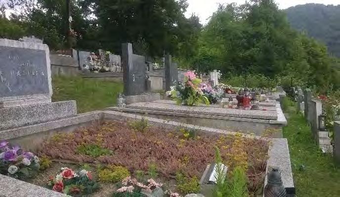 Lavičky: Jedna lavička sa nachádza na