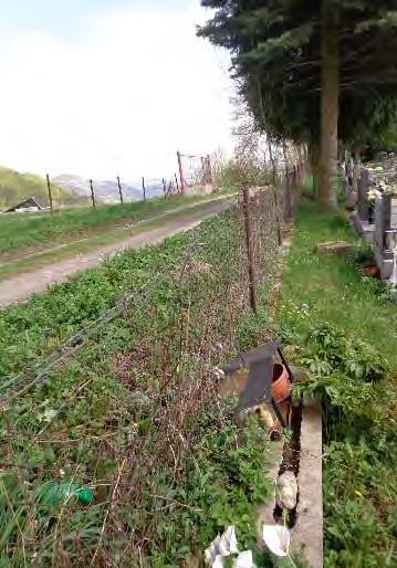 Druhý vstup, umiestnený asi 30 metrov od prvého vstupu, je určený pre motorové vozidlá.