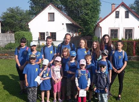 ZA ZVOLSKOU LABUTÍ 12. KVĚTNA 2018 Měli jsme sraz v sokolovně, kde byl zrovna i start. Tam jsme si vyplnili takovou kartičku, kterou jsme společně se startovným předali paním.