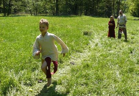 A jako by se v ten okamžik zvedla stavidla a z přeplněné přehrady se vyvalily těžce zadržované divoké vody Vrabčákovy touhy zdolávat přichystané překážky a překonávat sebe samotného.