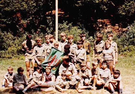 mělo další velký úkol, další letní tábor Stopařů a první táboření kmene Šavanů v Horních Studénkách 1988. Skoro 30 táborníků si užilo táboření nedaleko srubu Mravenec, který tam ještě v té době stál.