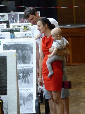 kmenové činnosti. Návštěvníci tak mohli posoudit naši bohatou a postupně se vyvíjející umnost. Pro mnohé staré členy to bylo dojemné vzpomínání, když se poznávali na starých dobových snímcích.