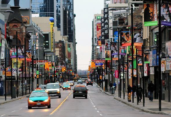 ...a nakoniec zopár zaujímavostí Najdlhšia ulica na svete Yonge Street 1896 km v skutočnosti to nie je pravda, ale omyl pri zápise do Guinessovej knihy rekordov V Kanadskom meste
