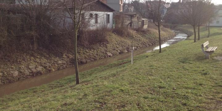 Stávající opevnění dlažbou na cementovou maltu bude nahrazeno kamennou rovnaninou, která je schopna plně převzít stabilizační funkci a zároveň se jedná o poddajný prvek, který je bližší přirozenému