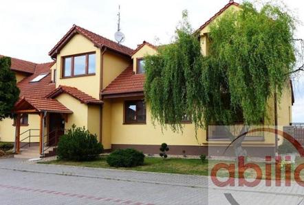 5) Byt 4+kk, Hostěrádky Rešov, okres Vyškov Byt o velikosti 4+kk v domě se 4mi byty.