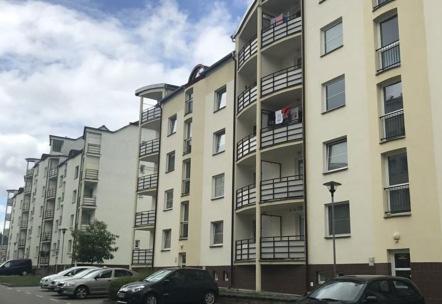 K bytu náleží dva větší balkóny a sklepní kóje. V celém bytě je plovoucí podlaha. Stavba: Cihlová Podlaží: 1.