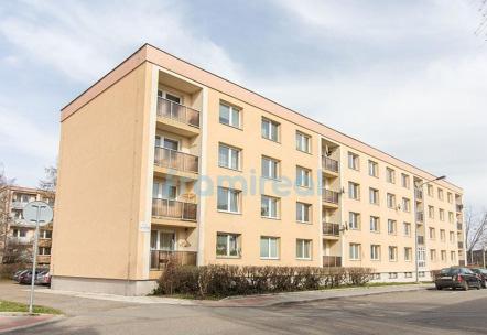 2) Byt 4+1, Vyškov Předměstí Cihlový byt o velikosti 4+1 se dvěmi lodžiemi. Byt se nachází ve třetím patře bez výtahu.