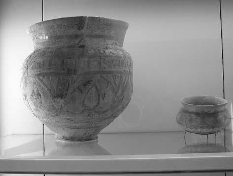 H I S T O R I E V Ý R O B Y P I V A 17 obrázek 6 Barvené smaltované keramické nádoby na pivo, 8. 7. století př. Kr.