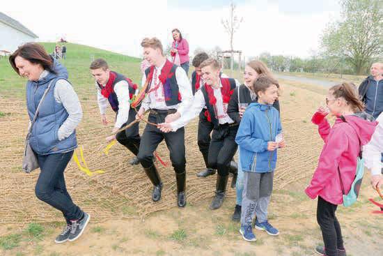 A někteří návštěvníci, tedy spíše návštěvnice, i na vlastní kůži, protože k Velikonocům patří pomlázka.