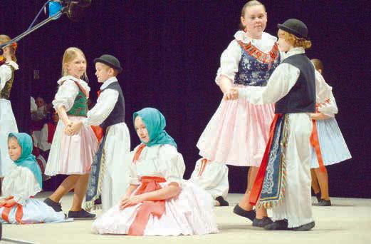 cz dvouhodinového programu se představily soubory Omladinka, Handrláček, Děcka z Kunovic, Kunovjánek, Holúbek a na závěr diváci zhlédli