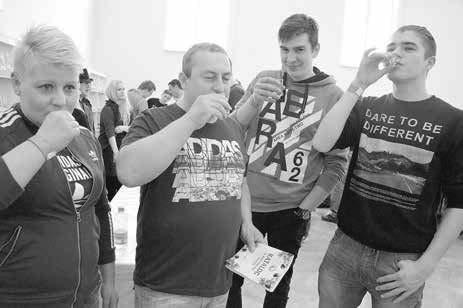 víkendu návštěvníci už 16. Derflanského koštu slivovice. Sál kulturního domu nabídl prostory pro ochutnání 303 vzorků pálenek.