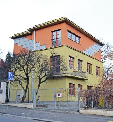 studovna s knihovnou a klubovna. V budově má své zázemí i odborný personál, který studenty podporuje při studiu i při řešení každodenních problémů.