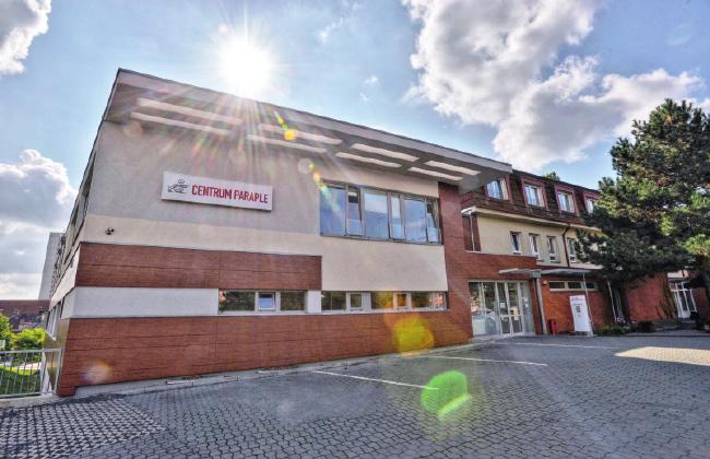 Centrum Paraple, o. p. s. Od roku 1994 pomáháme lidem, kteří utrpěli úraz při sportu, v automobilu, v zaměstnání, spadli z výšky nebo skočili do vody a poranili si páteř a míchu.