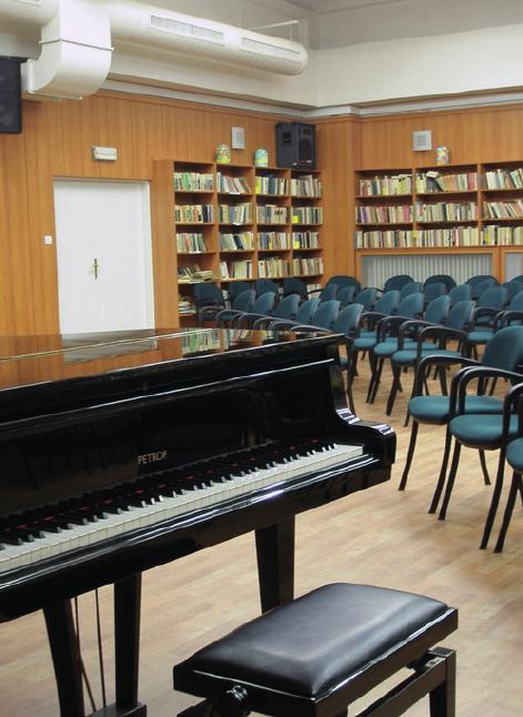 Alzheimer centrum nabízí 4 třílůžkové pokoje, 6 dvoulůžkových pokojů a 6 jednolůžkových pokojů.