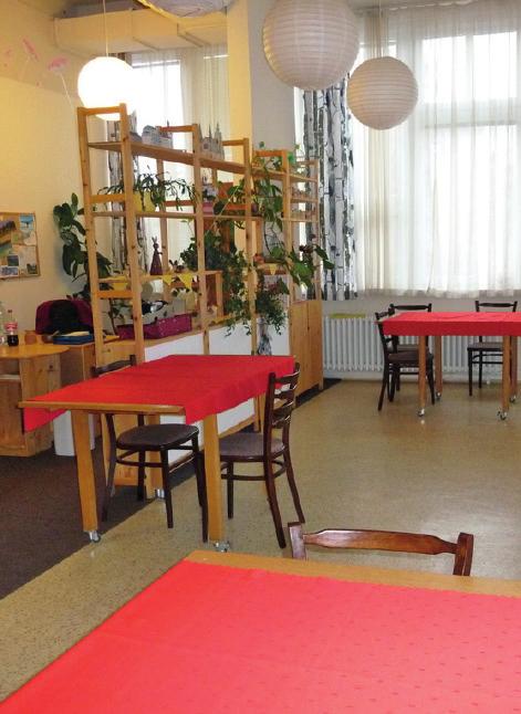 Klientům je k dispozici obývací hala s jídelním koutem, společenská místnost, tělocvična, keramická dílna a speciální relaxační místnost.