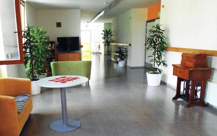 Klienti mají k dispozici účelně vybavené dvoulůžkové pokoje s balkóny, posezení ve společných prostorách, rozlehlou zahradu s lavičkami, posilovacími stroji pro seniory, hřištěm na petangue a altánky.