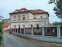 K Prádelně 2 106 00 Praha 10-Záběhlice Tel.: 272 660 460, 775 868 864 E-mail: zabehlice.praha@nadeje.cz www.nadeje.cz/praha Muži a ženy v důchodovém věku nebo se zdravotním znevýhodněním, kteří ztratili bydlení.