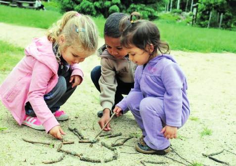 Občanské sdružení Smíšek Cílem občanského sdružení Smíšek je systematická podpora a pomoc rodinám a předškolním dětem ze znevýhodněného prostředí.