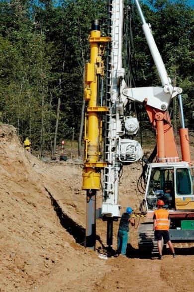 Obr. 2.6 Beranění zápor zajišťujících budoucí stavební jámu (Zakládání staveb, a. s., 2016) Při realizaci zápory v městské zástavbě se zápory neberaní, ale vkládají do vrtů.
