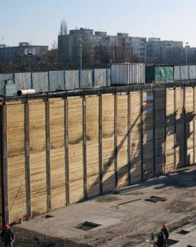 V případě záporového pažení bez pracovního prostoru se klíny nepoužívají (Obr. 2.9), protože záporové pažení slouží jako ztracené bednění a povrch pažení musí být hladký.