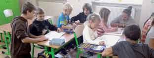 tu chvíli se učí spolupracovat nejen se svými vrstevníky, ale i se