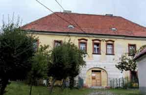 Představujeme úspěšný projekt ve výzvě MAS Říčansko 1/2013 Záchrana fary v Mnichovicích V horní části Masarykova náměstí se nachází farní areál, který představuje hodnotný komplex stavebně se
