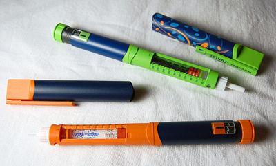 Farmakologická léčba Insulin intenzifikovaný režim Basál bolus 1 2x denně střednědobě/dlouze působícího inzulinu (zajištění basální dávky inzulinu) 3x denně