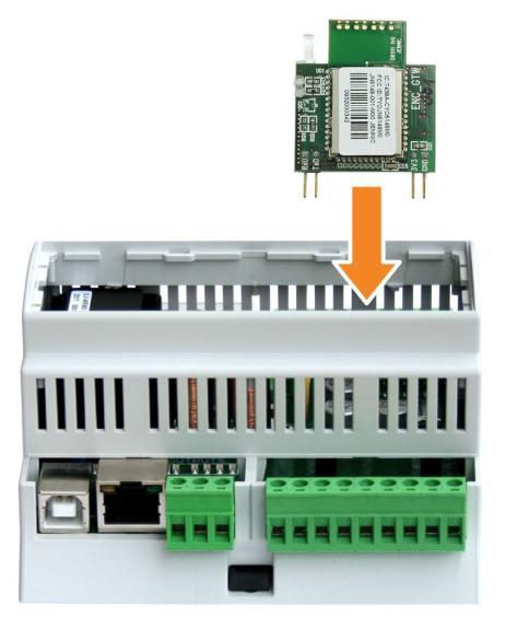 VLOŽENÍ MODULU SC-GATEWAY Modul SC-Gateway je volitelným příslušenstvím, které zajišťuje bezdrátovou komunikaci s bezdrátovými koncovými prvky. Modul vložte do regulátoru dle následujících obrázků.