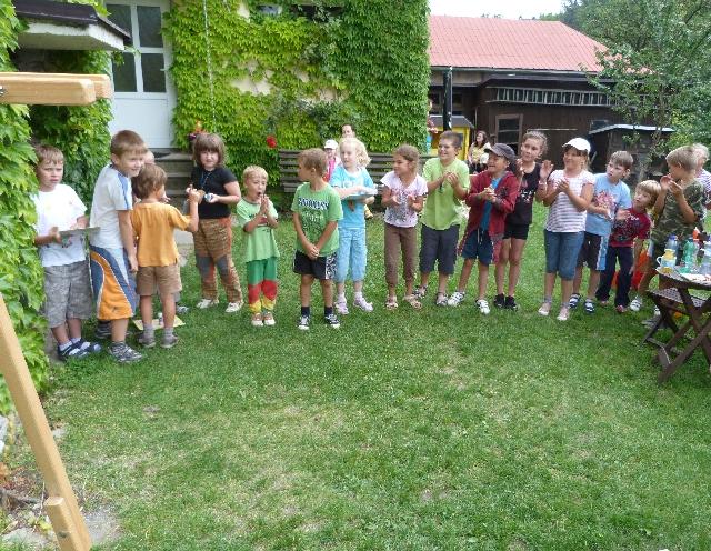 I skrze tyto tábory vede cesta k otevírání našeho sboru širší veřejnosti, protože se ho zúčastňují i děti, které do sboru formálně nepatří.