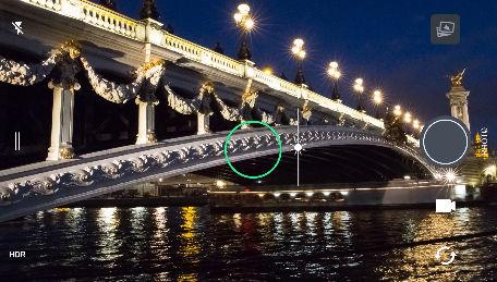 56 Pořizování fotografií a videí 3. Zamiřte fotoaparát na to, co chcete zachytit. Fotoaparát automaticky upravuje zaostření, jak s ním pohybujete.