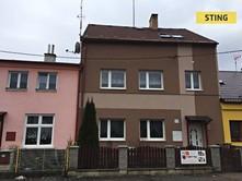 Dům je vytápěn plynovým kotlem a kotlem na tuhá paliva, v bytě v 2.