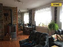 Na zahradě je domek na nářadí, zastřešená terasa, venkovní kuchyně s